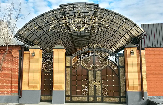 Купить или заказать ворота для дома с навесом - стильные и надежные решения для вашего участка в Мариинске от 42045 руб | ВоротМастер-Мрн