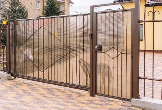 Купить ворота из профлиста с элементами ковки, с металлическими столбами в рамке или под дерево в Мариинске от 155145 руб